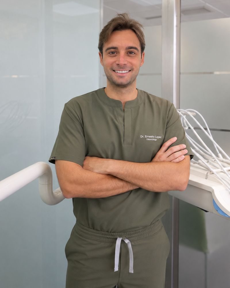 Dr. Ernesto, implantólogo de BUKODENT, clínica dental en Hortaleza, Madrid